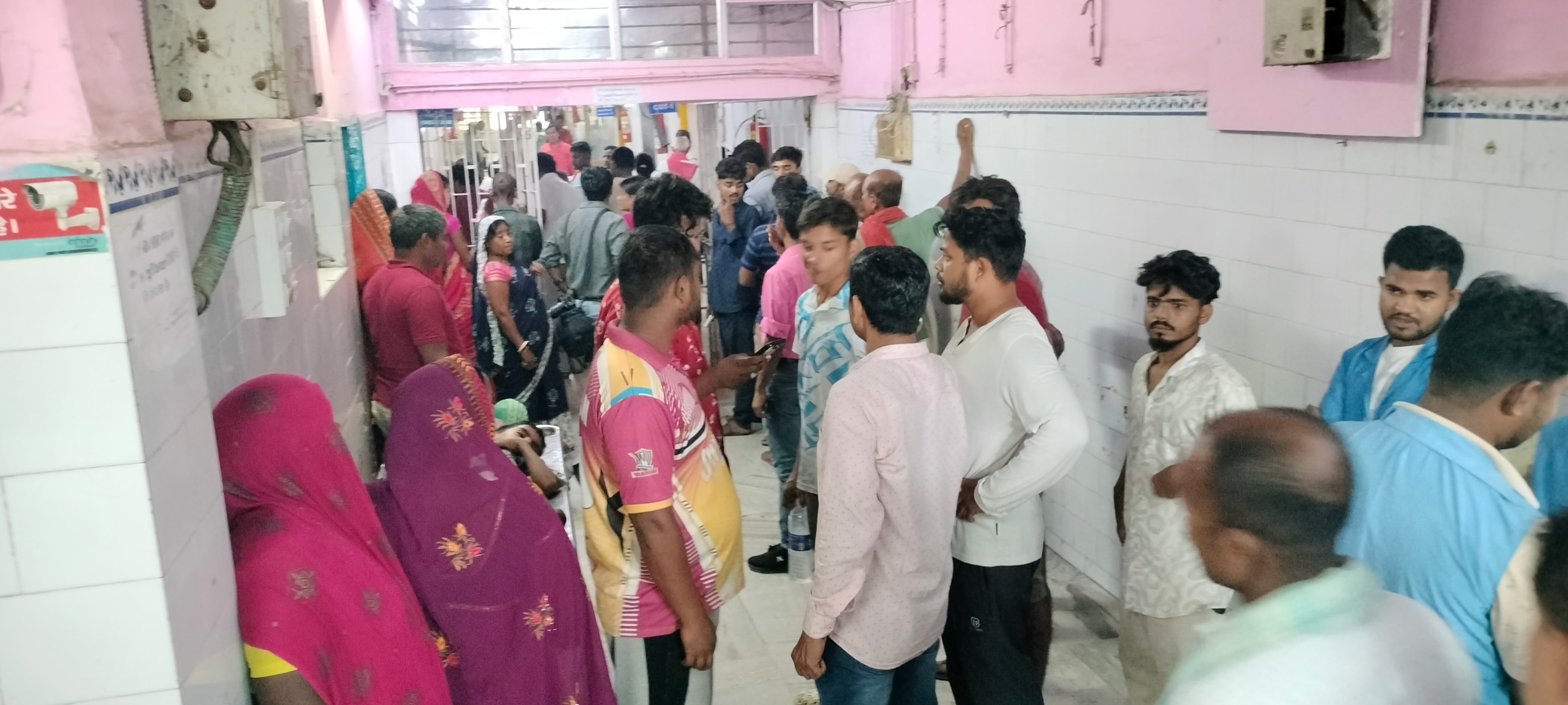 पूर्व मुखिया के जनाजे में दौड़ा करंट, सरपंच समेत 10 झुलसे, 30 से अधिक लोगों को लगा झटका