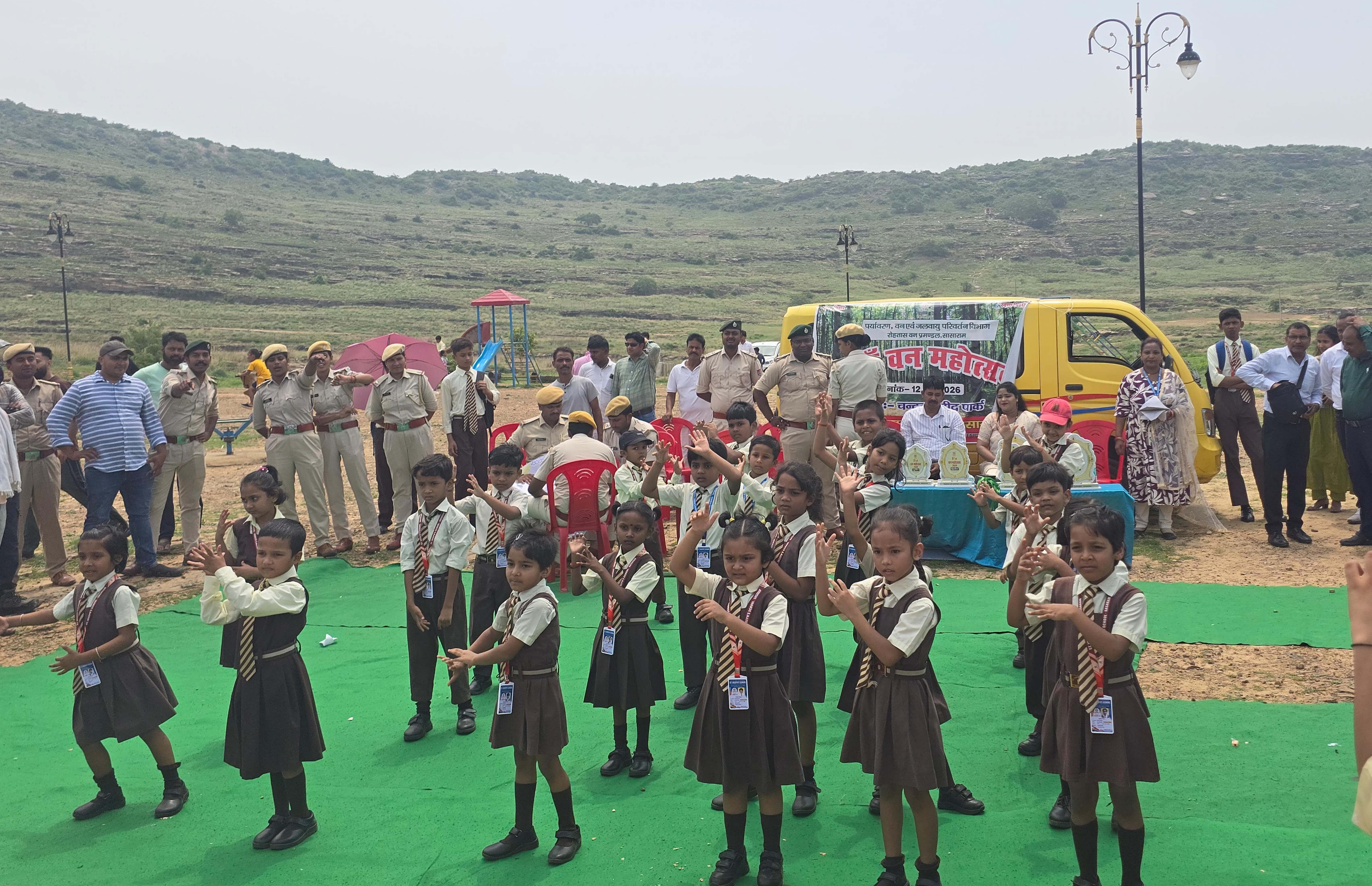 सासाराम: शहीद DFO संजय सिंह इको पार्क में वन महोत्सव, बच्चों ने लगाए पौधे, पेंटिंग में दिखाया पर्यावरण प्रेम