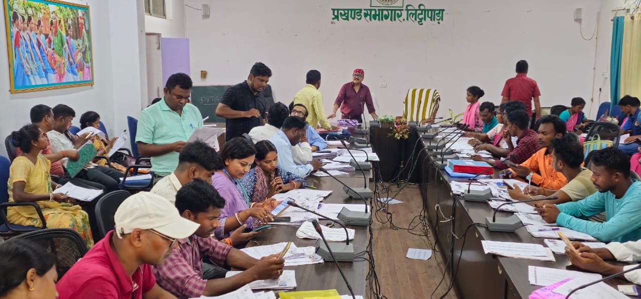 अधिकारियों ने विभिन्न प्रखंडों व नगर परिषद क्षेत्र के कैंपों का किया निरीक्षण, पाकुड़ में एसआईआर के काम में तेजी