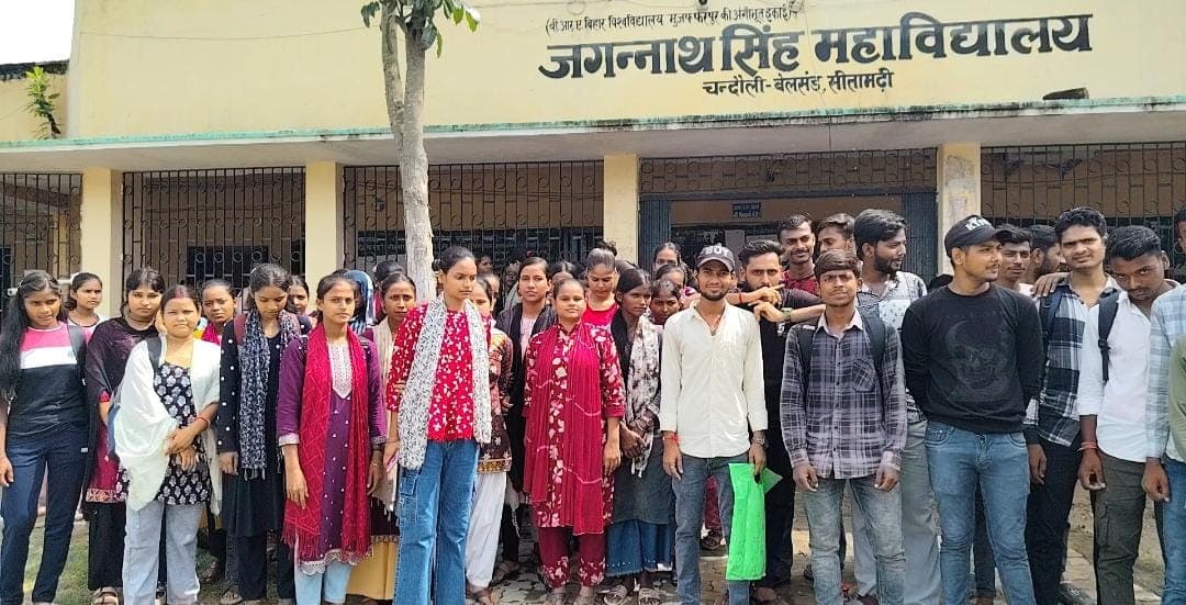 इंटर्नशिप फीस को लेकर कॉलेज में हंगामा, छात्रों ने अवैध वसूली का लगाया आरोप