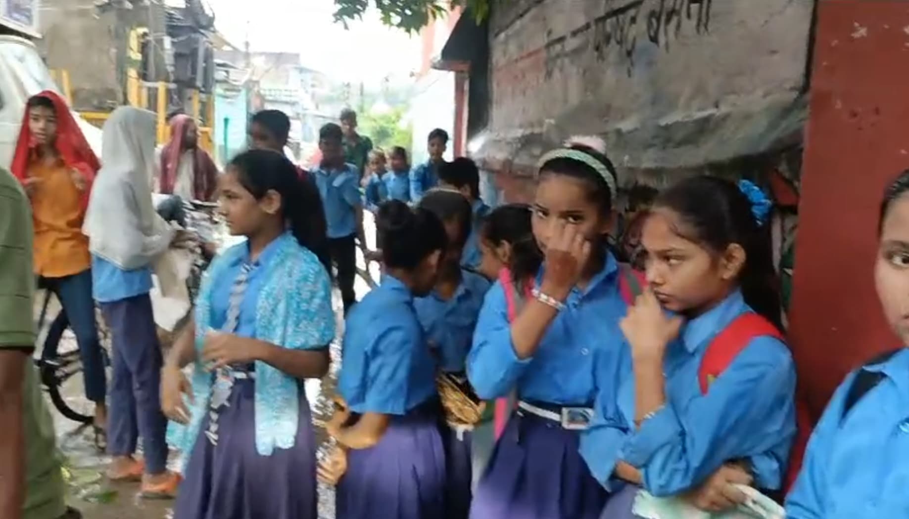 बेगूसराय: बारिश में भींगते रहे बच्चे, स्कूल के मेन गेट पर लटका रहा ताला, जानिए पूरा मामला