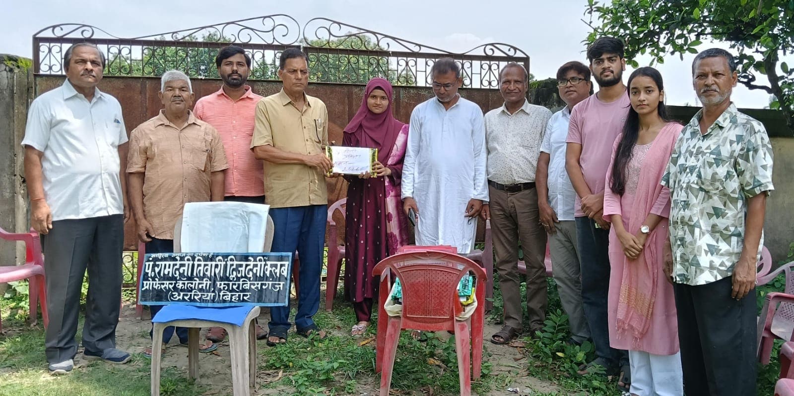 मैट्रिक के मेधावी छात्र-छात्राओं को 'द्विजदेनी प्रतिभा सम्मान' से किया सम्मानित