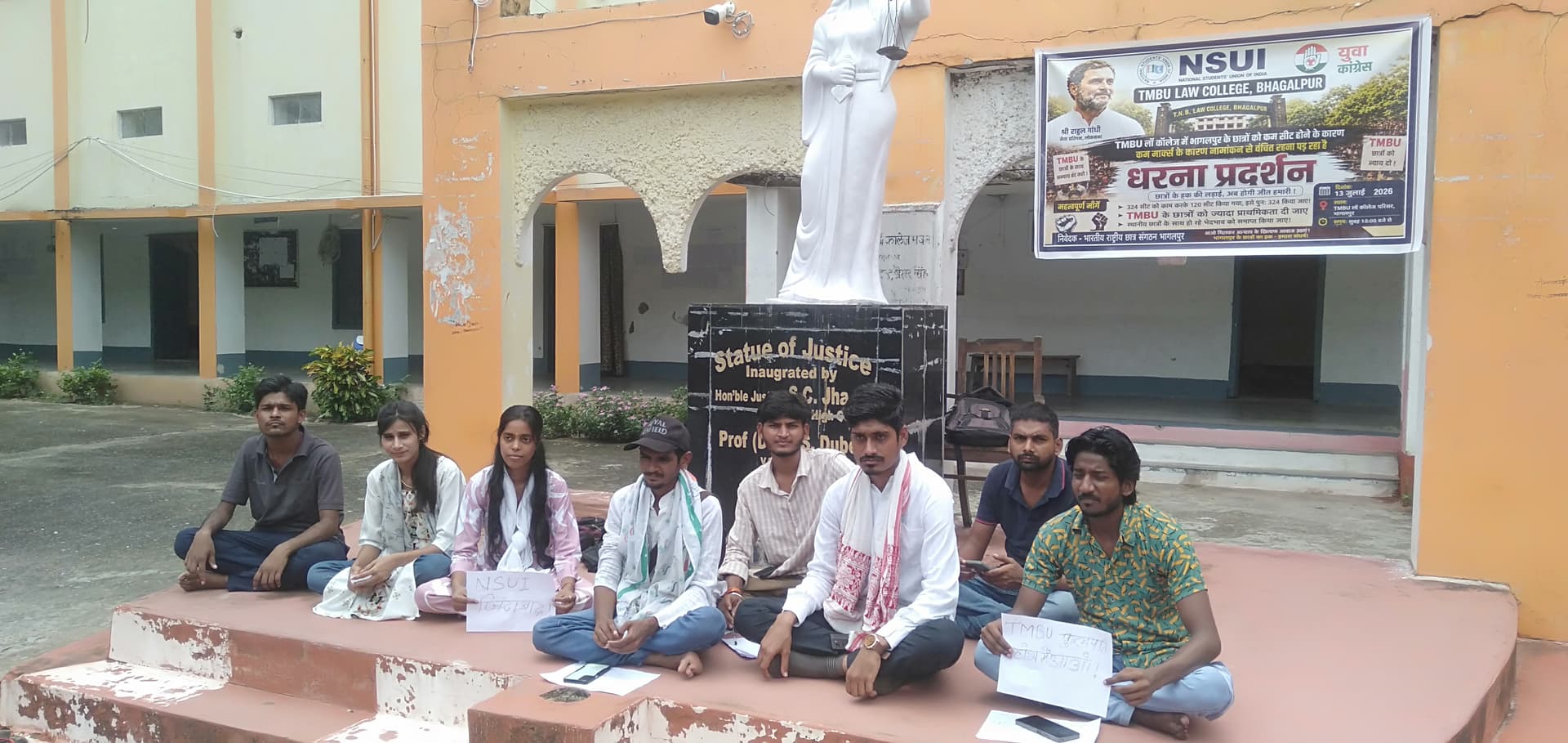 टीएनबी लॉ कॉलेज : एलएलबी की 324 सीटें बहाल करने की मांग, एनएसयूआइ व युवा कांग्रेस ने दिया धरना