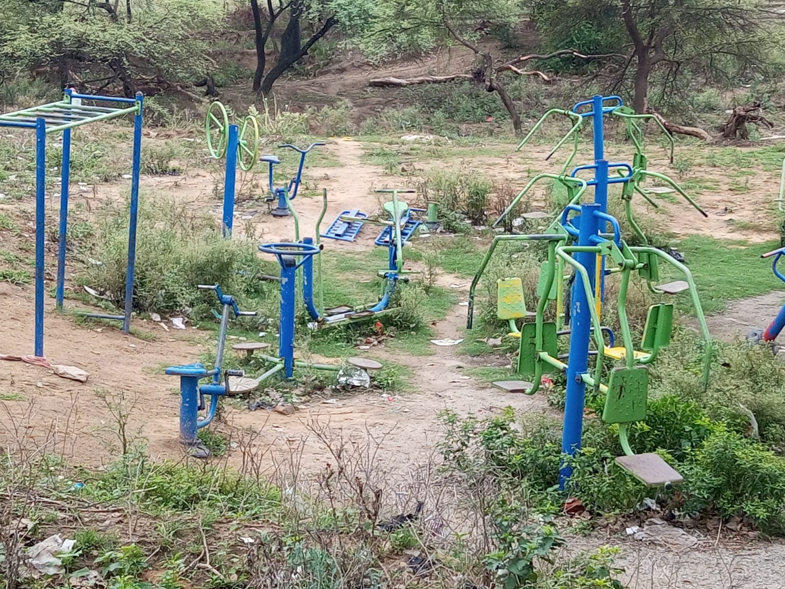 औरंगाबाद में लाखों का ओपन जिम बदहाल, झाड़ियों और जंग लगे उपकरणों से युवाओं को नहीं मिल रहा लाभ