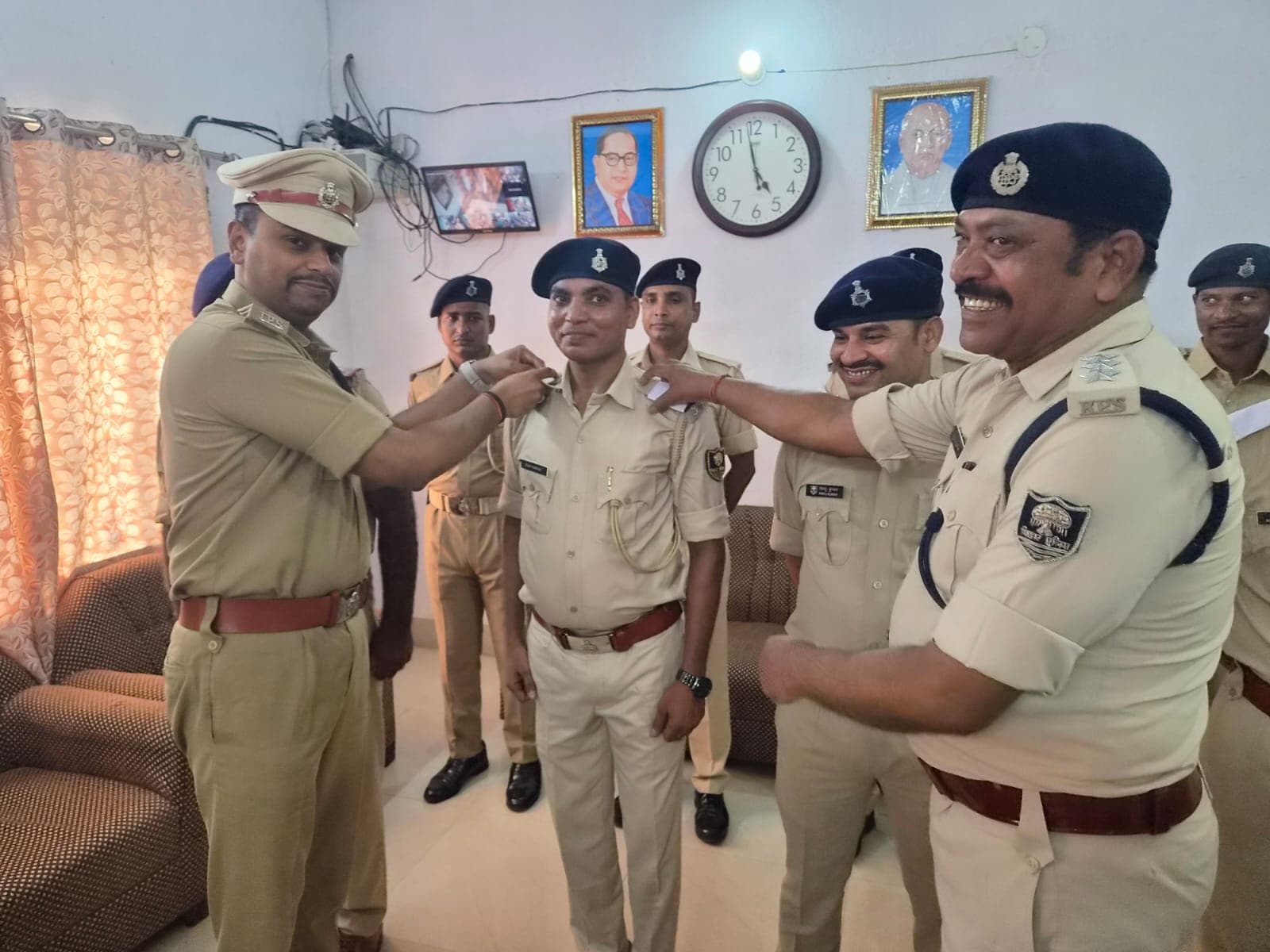 नवगछिया पुलिस केंद्र में पीपिंग सेरेमनी, नव प्रोन्नत पुलिस पदाधिकारियों के कंधों पर सजे स्टार