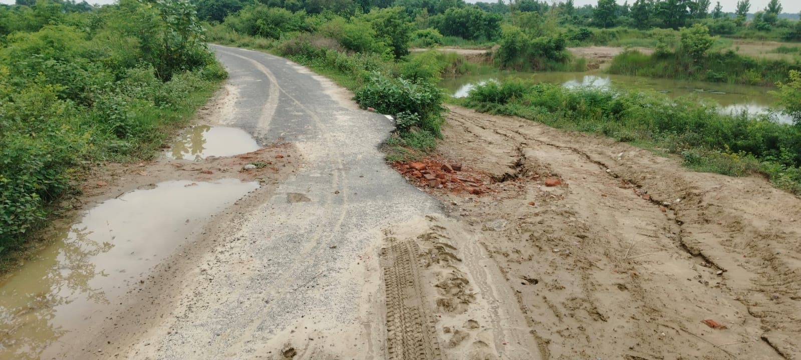 सीतामढ़ी में अधवारा और जमुरा नदी के तटबंधों पर अवैध खनन, बाढ़ सुरक्षा पर उठे सवाल
