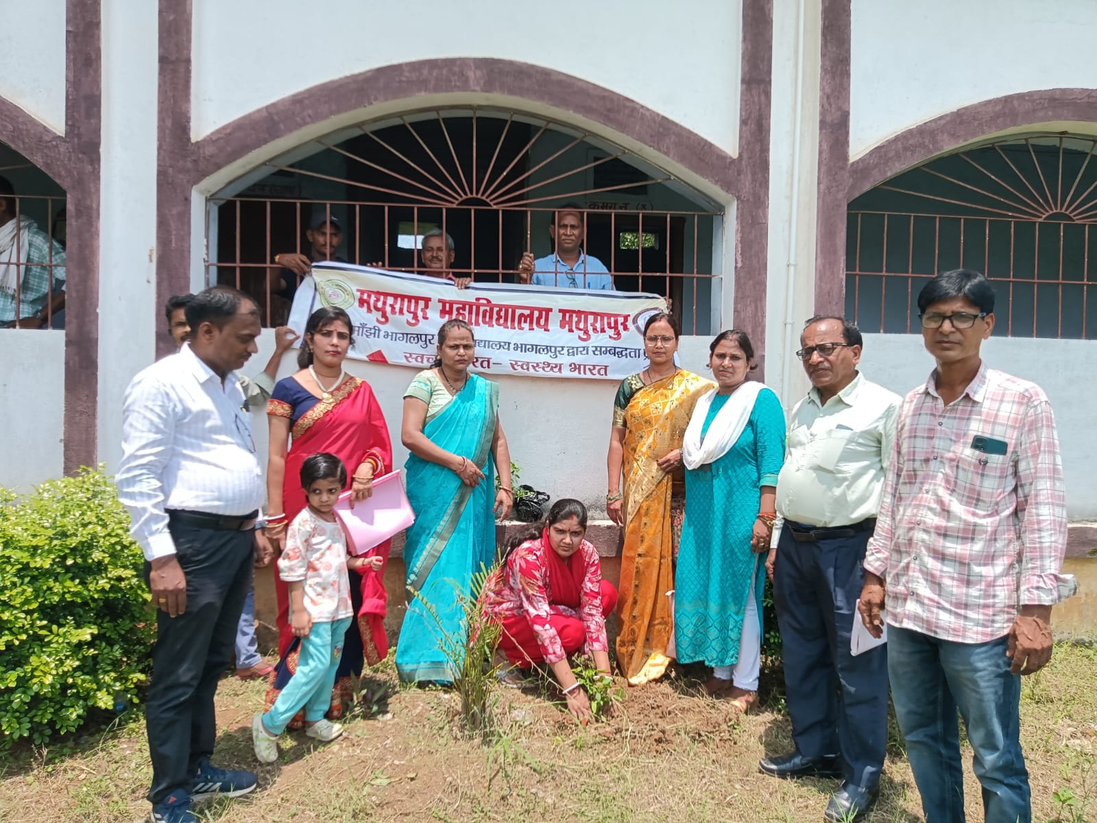 पेड़ लगाओ, प्रकृति बचाओ, मथुरापुर महाविद्यालय में छात्र-छात्राओं ने दिया पर्यावरण का संदेश