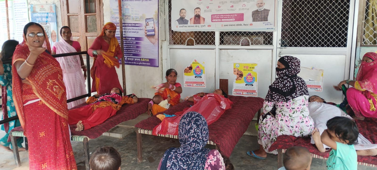 सीतामढ़ी: नसबंदी शिविर में अव्यवस्थाओं से महिलाएं परेशान, मरीजों का फूटा गुस्सा