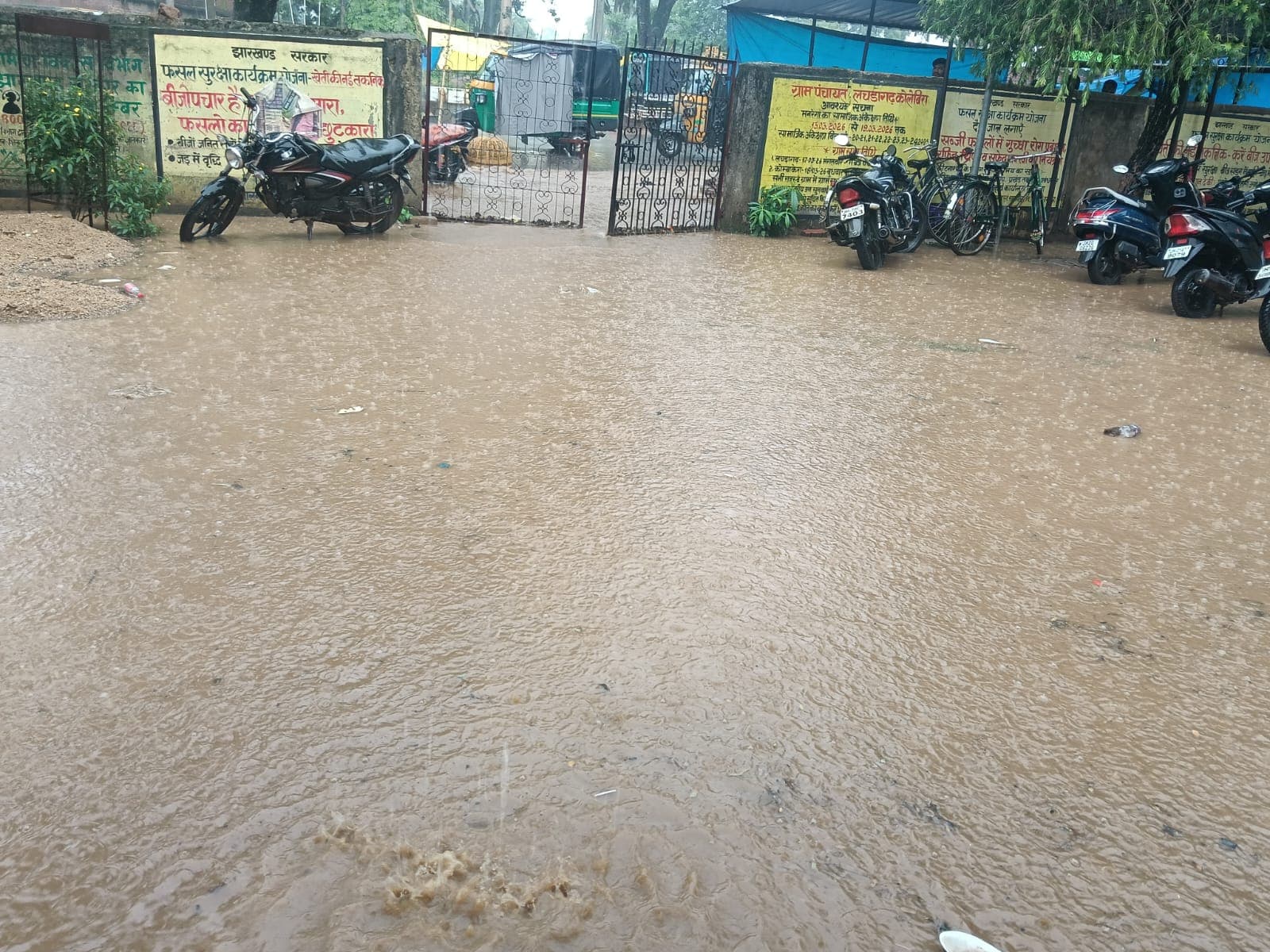 बारिश से लचरागढ़ पंचायत भवन में जलजमाव, परेशानी