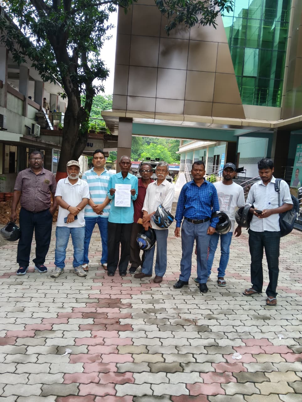 ग्राम प्रधान से अभद्रता पर भड़का आक्रोश, आरोपी पुलिसकर्मी पर कार्रवाई नहीं हुई तो 20 को धरना