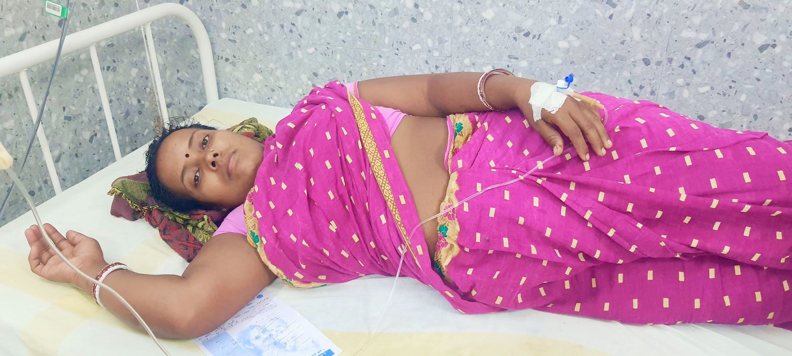 कटोरिया के एक गांव में चापाकल में दौड़ रहा था करेंट, पानी भरने गयी महिला आयी चपेट में, अस्पताल में भर्ती
