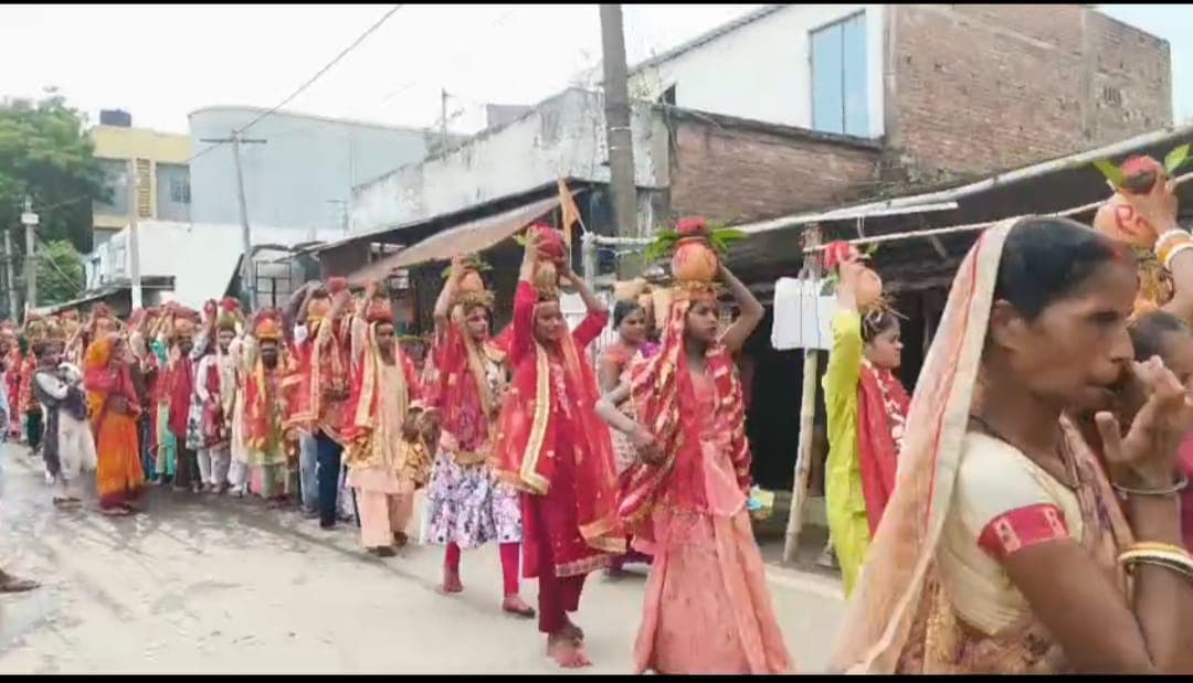251 कलशों की भव्य शोभायात्रा के साथ बेगूसराय में शुरू हुआ तीन दिवसीय अष्टयाम महोत्सव, गूंजे मां दुर्गा के जयकारे