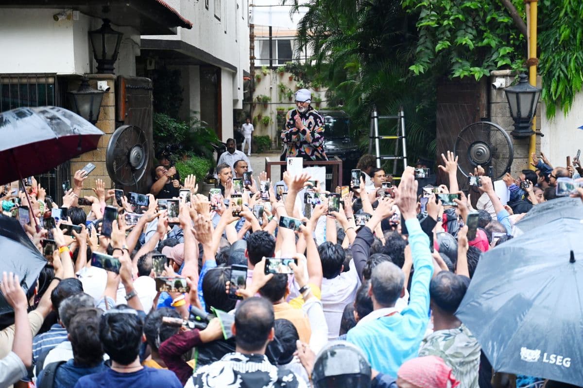 बारिश में भी कम नहीं हुआ क्रेज, अमिताभ बच्चन से मिलने जलसा के बाहर जुटे फैंस, बिग बी बोले- आप सब बहुत कीमती हैं