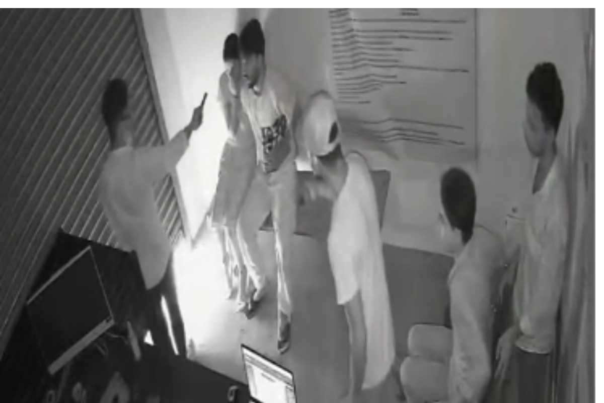 Sitamarhi CSP Loot: सीएसपी संचालक से हथियार के बल पर 1.70 लाख की लूट, सीसीटीवी में कैद हुई वारदात