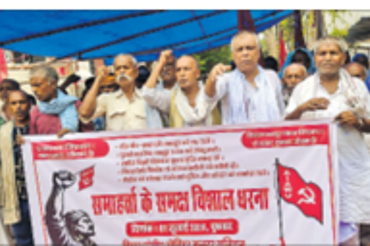 बेगूसराय: खेत मजदूर यूनियन ने दिया धरना, 700 रुपये न्यूनतम मजदूरी करने की मांग