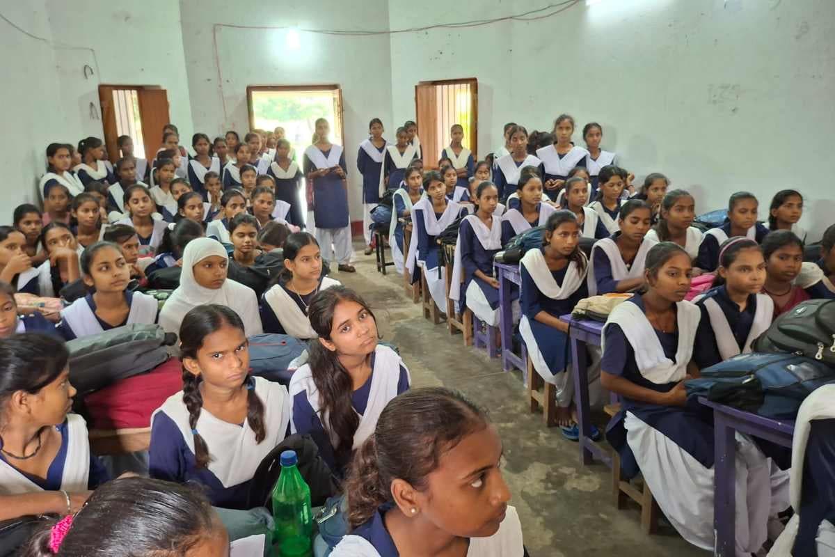 Women Safety Awareness: सीतामढ़ी पुलिस ने छात्राओं को दिए सुरक्षा और कानूनी अधिकारों के टिप्स, ऑनलाइन ठगी से बचने की सलाह