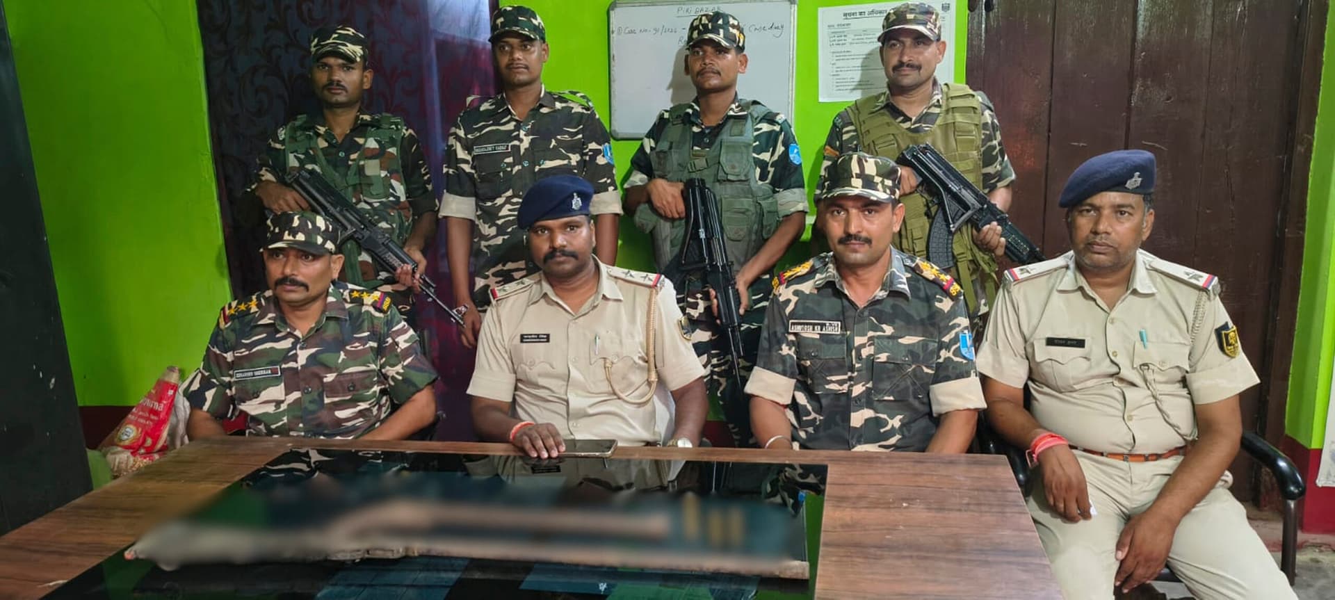 लक्ष्मण पहाड़ में एसएसबी-पुलिस का बड़ा ऑपरेशन, दो हथियार व कारतूस बरामद लक्ष्मण पहाड़ में एसएसबी-पुलिस का बड़ा ऑपरेशन, दो हथियार व कारतूस बरामद