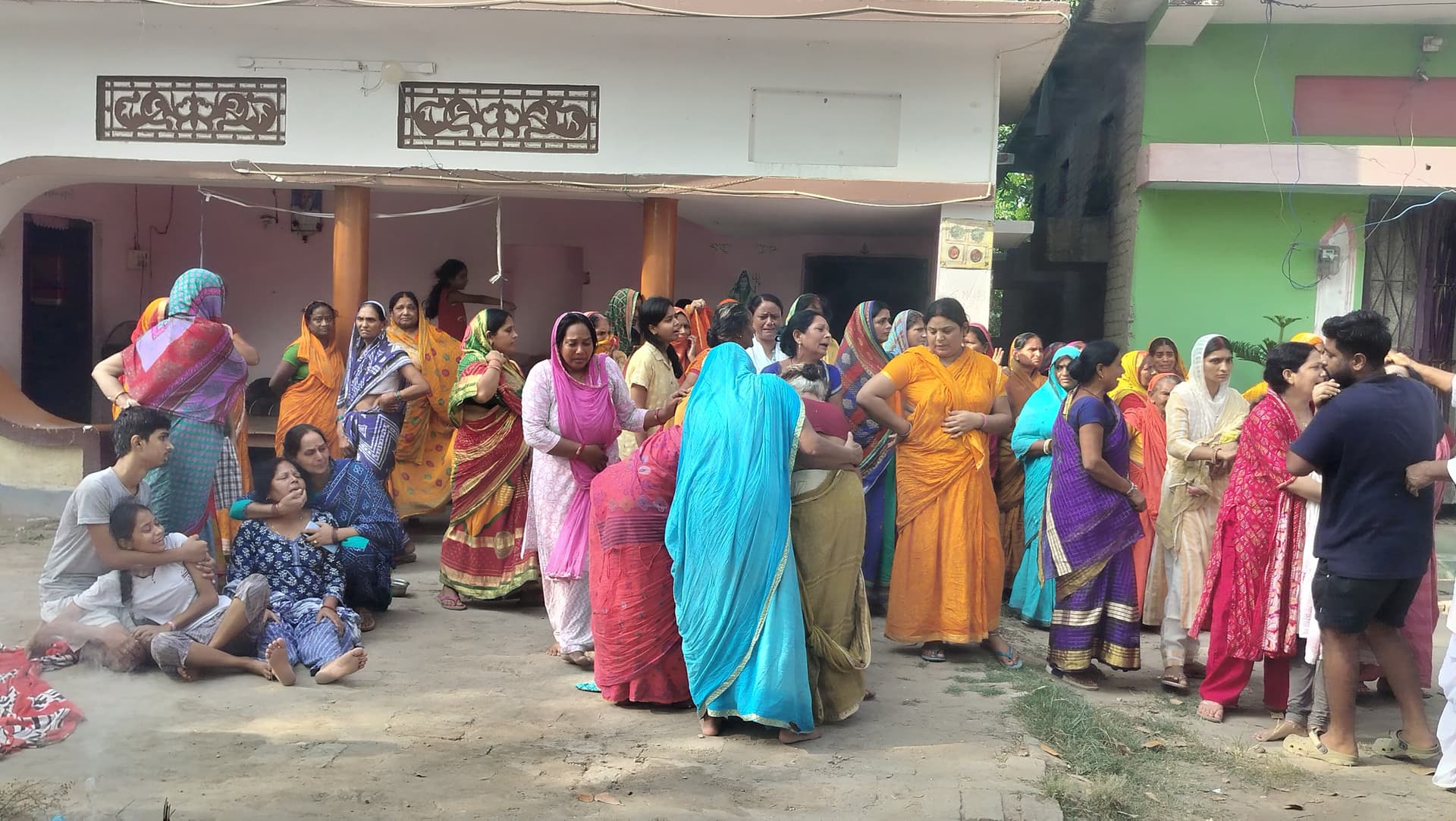 एनएच-31 पर हादसा: सरिया लदे ट्रैक्टर से टकराई बाइक, गर्दन में घुसा छड़, सुपरवाइजर की मौत