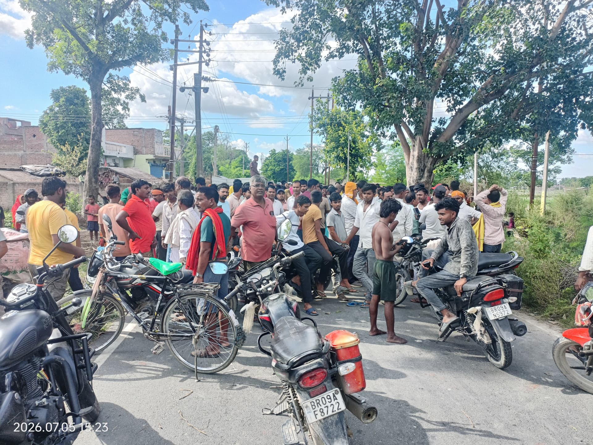 बेगूसराय में तेज रफ्तार ट्रक ने साइकिल सवार को रौंदा, मौत के बाद गुस्साए ग्रामीणों ने किया सड़क जाम