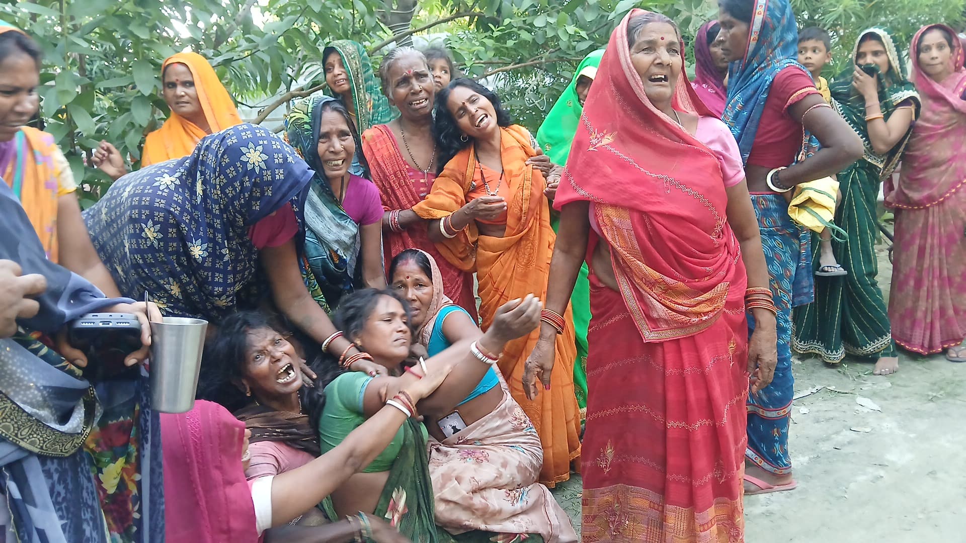 बेगूसराय में अनियंत्रित होकर पलटा ई-रिक्शा, एक की मौत, महिला समेत दो बच्चियां घायल