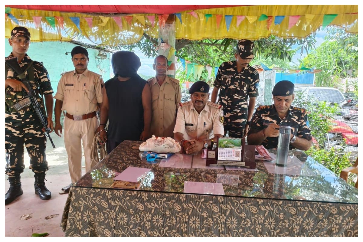 प्रतिबंधित कोडीन सिरप व नाइट्राजेपाम टैबलेट के साथ भारत-नेपाल सीमा पर एक तस्कर गिरफ्तार