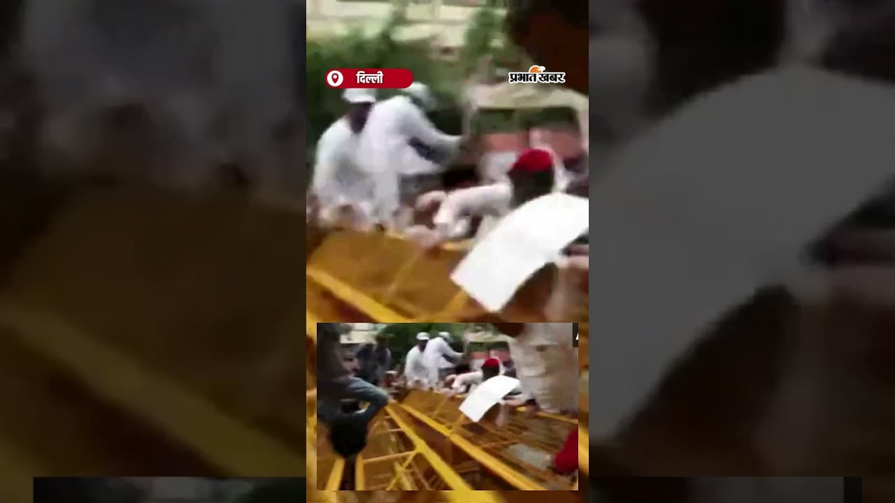 SIR के विरोध में AkhileshYadav का बैरिकेड कूदकर प्रदर्शन, देखते रह गई पुलिस | Shorts |SIR |