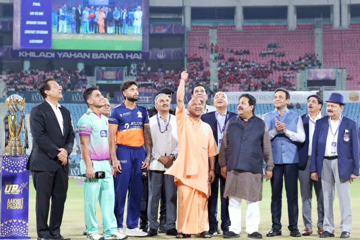 UP T20 League: CM योगी आदित्यनाथ ने फाइनल के लिए उछाला सिक्का, वायरल हो रहा VIDEO