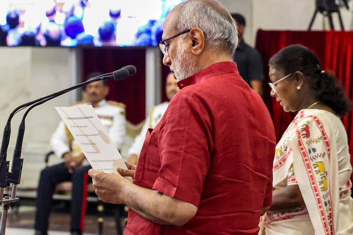 CP Radhakrishna: सीपी राधाकृष्णन बने भारत के 15वें उपराष्ट्रपति, राज्यसभा के सभापति का ग्रहण किया पदभार