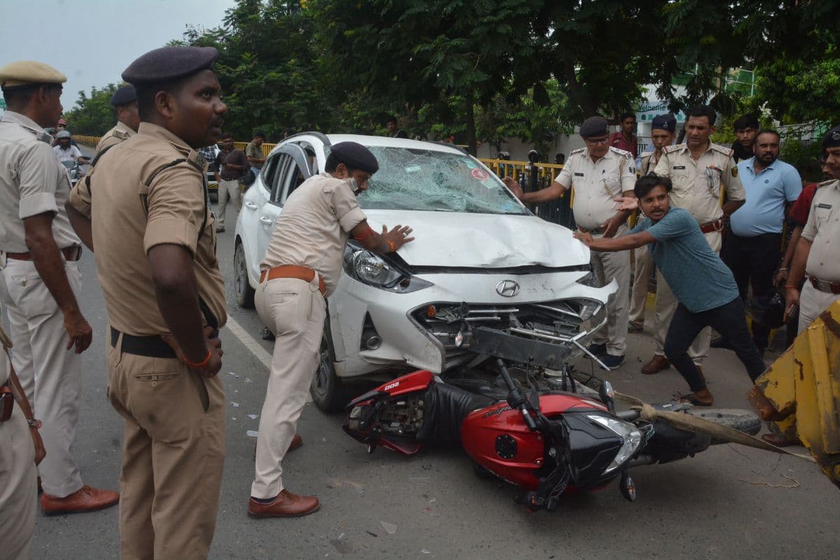 PHOTOS: पटना के अटल पथ पर जब 5 बाइकों कों बेलगाम कार ने रौंदा, देखिए हादसे की तस्वीरें