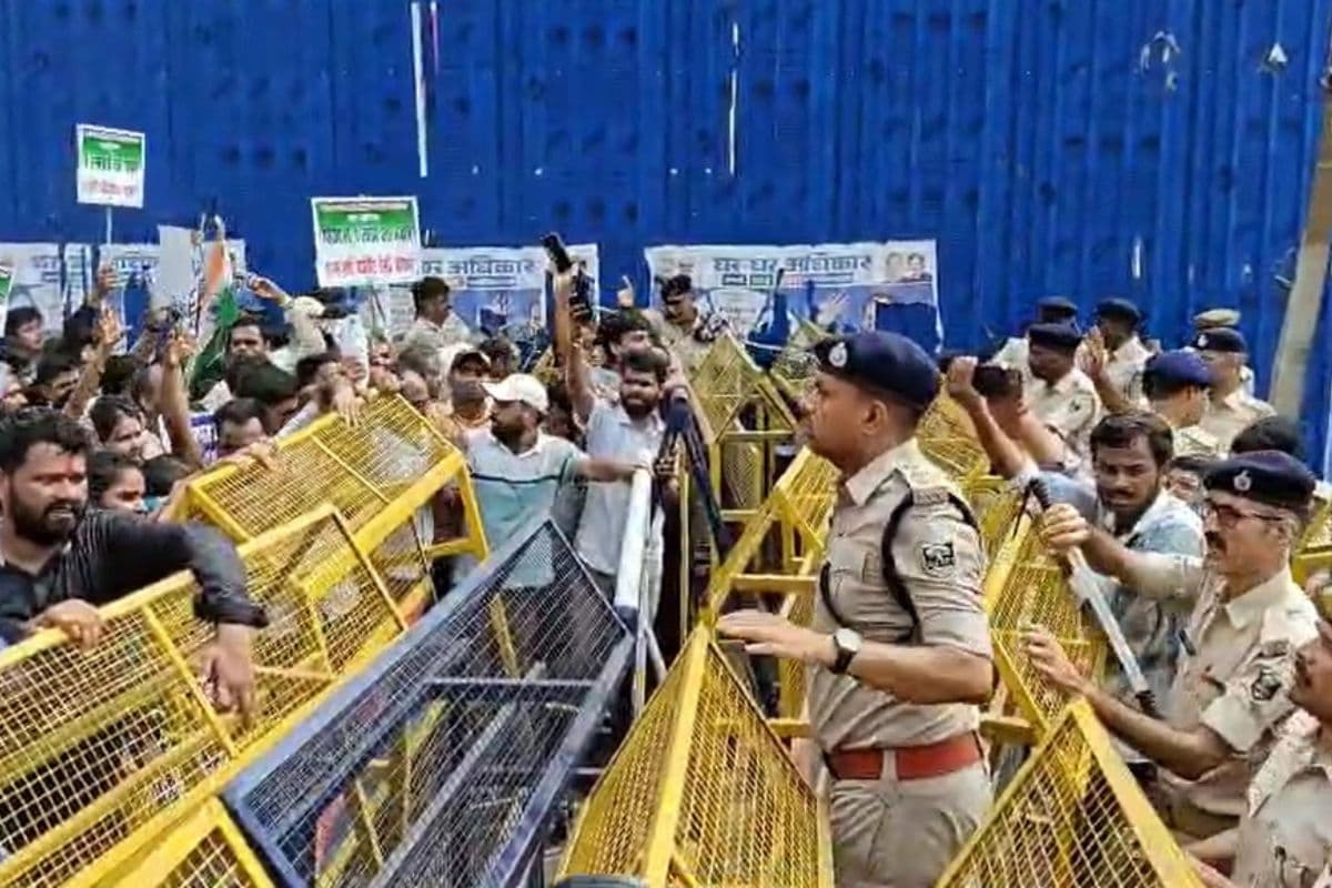 पटना में प्रदर्शन कर रहे शिक्षक अभ्यर्थियों पर वाटर कैनन से पानी की बौछार, डाकबंगला चौराहे पर पुलिस ने खदेड़ा