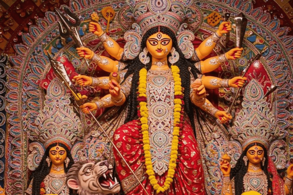 Durga Puja Travel 2025: नवरात्रि में इन 7 जगहों पर जाएं, देखें मां दुर्गा की भव्यता और अद्भुत नजारे