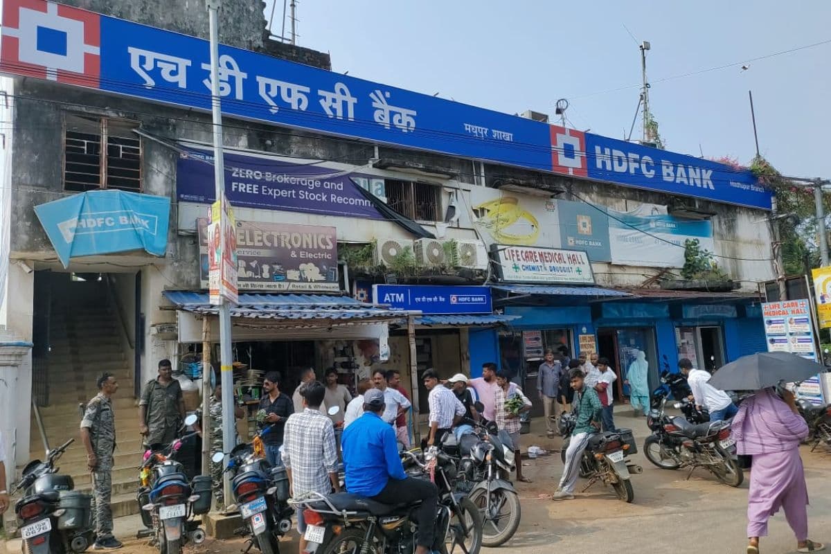 Deoghar News: HDFC बैंक में दिनदहाड़े लाखों की डकैती, हेलमेट और बुर्का पहन घुसे बदमाश