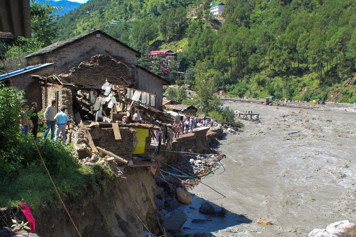 Heavy Rain Warning: तबाही की बरसात, स्कूल बंद, ट्रेनें कैंसिल, हिमाचल प्रदेश में रेड और ऑरेंज अलर्ट