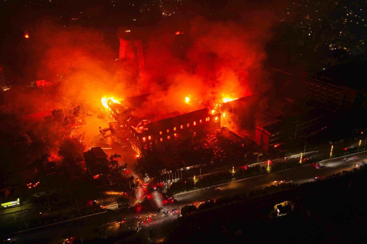 Jailbreak in Nepal: जेल में लगाई आग, मुख्य द्वार को तोड़ा, नेपाल की विभिन्न जेल से 7,000 से ज्यादा कैदी फरार