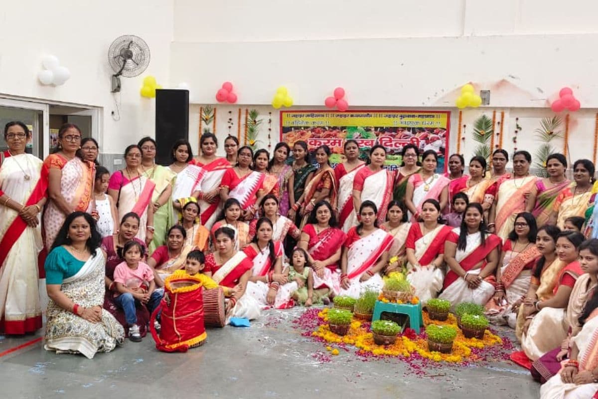 Karma Puja: दिल्ली में करम पर्व की धूम, लाल-पाड़ साड़ी पहन मांदर की थाप पर झूमी महिलाएं, देखिए PHOTOS