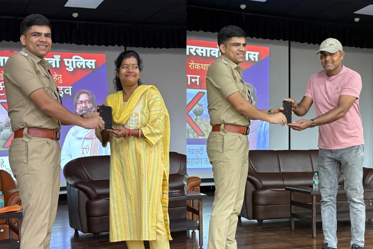 सरायकेला-खरसावां पुलिस ने बरामद किये 109 गुम मोबाइल, असली मालिकों को सौंपा