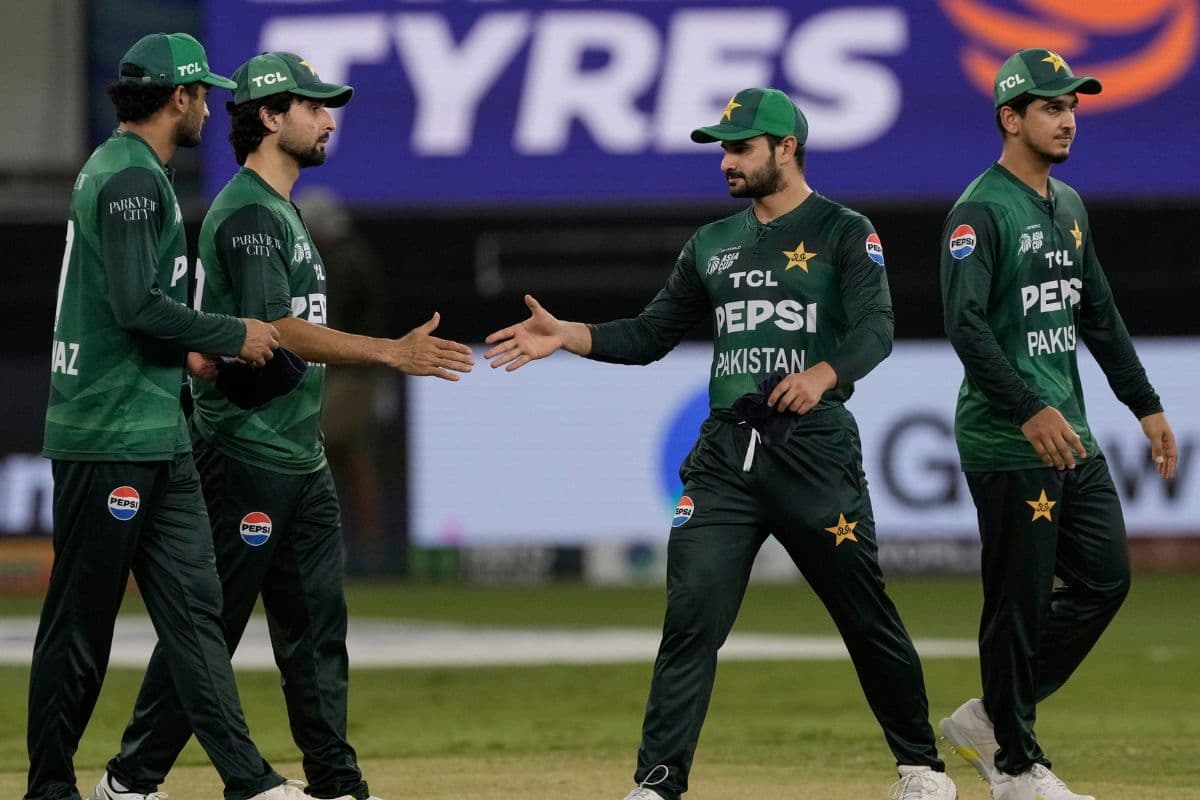 ‘नो हैंडशेक’ पर ICC को धमकी देकर बुरा फंसा पाकिस्तान, एशिया कप से भी हो सकता है बाहर, जानें क्या है पूरा मामला