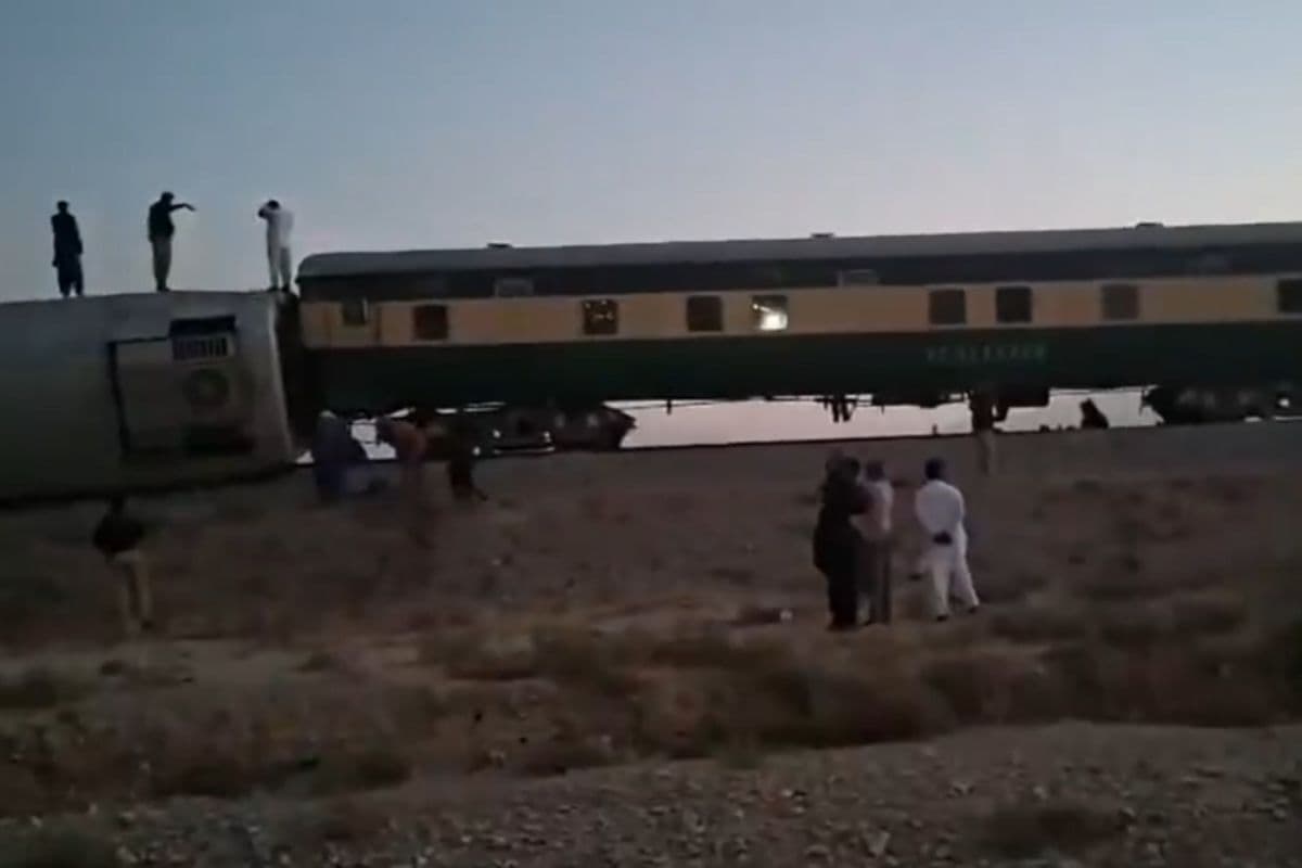 Pakistan Train Blast: पाकिस्तान की जाफर एक्सप्रेस ट्रेन में ब्लास्ट, कई बोगी पटरी से उतरी, अफरा-तफरी का माहौल