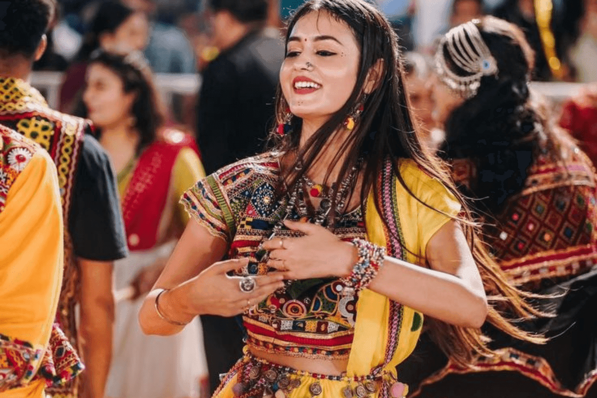 Dandiya Makeup: इस डांडिया नाइट में बनें सबकी नजरों का स्टार, फॉलो करें ये परफेक्ट मेकअप स्टेप्स