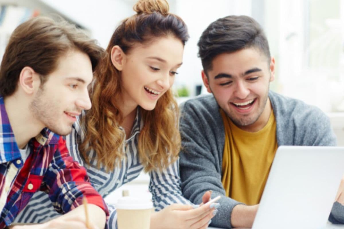 UP Board Exam 2026: यूपी बोर्ड ने फॉर्म भरने की अंतिम तारीख बढ़ाई, 9 से 12 के छात्र जरूर देखें ये डिटेल