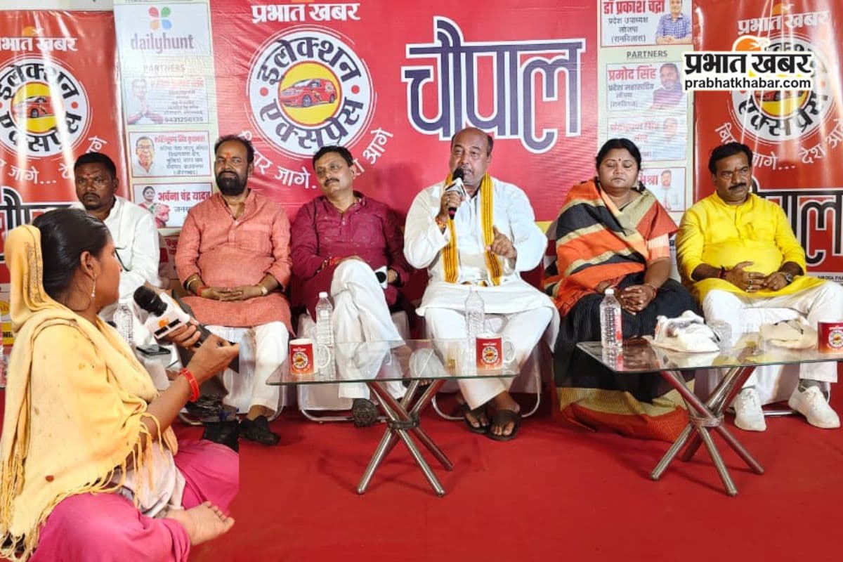 Nabinagar Chaupal: नबीनगर विधानसभा चौपाल में जमीन पर बैठकर महिला ने किया जबरदस्त सवाल