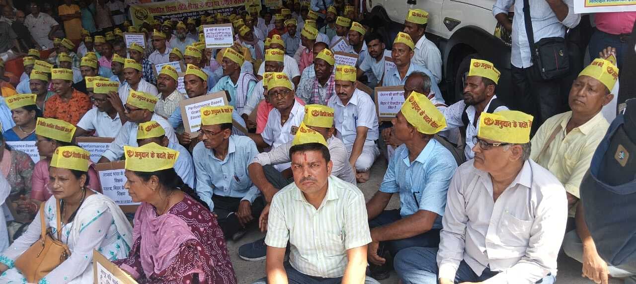 छठे दिन भी जारी रहा वितरहित शिक्षक व कर्मचारियों का आंदोलन