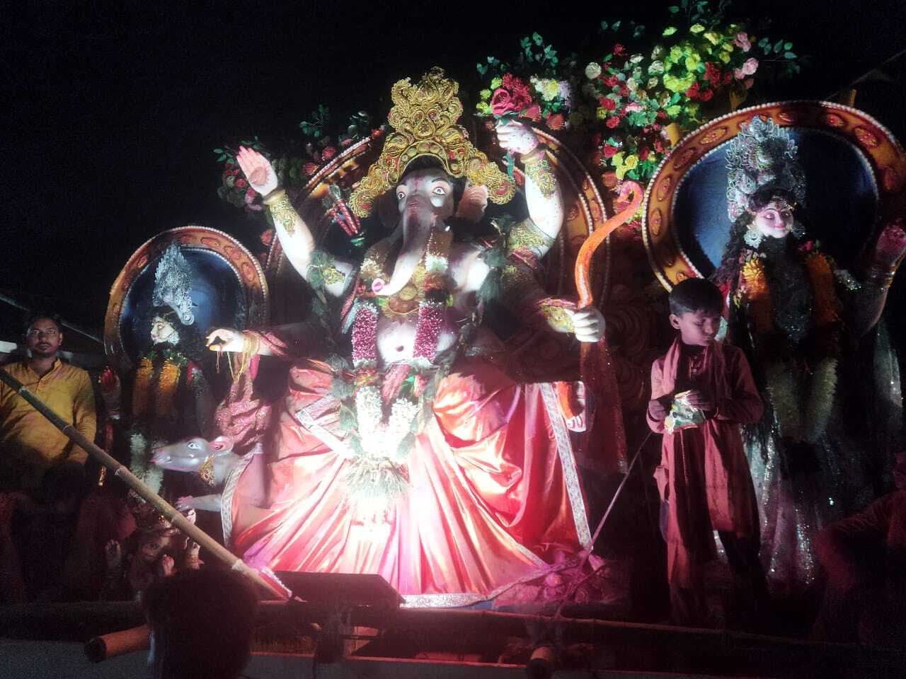 विधि-विधान पूर्वक गणेशजी की प्रतिमा का पोखर में किया गया विसर्जन