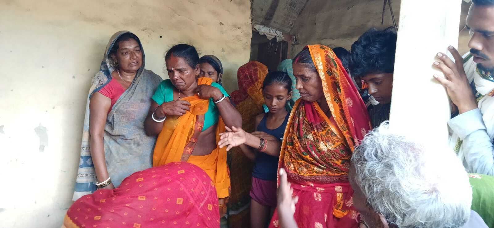 पशुचारा बनाने वाली मशीन से हाथ कट जाने पर पिता की मौत, पुत्र गंभीर