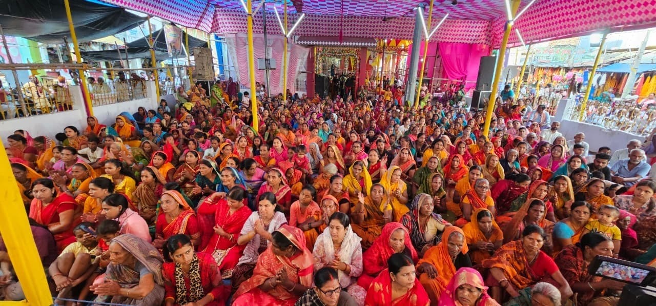 भागवत कथा सुनने उमड़ी श्रद्धालुओं की भीड़