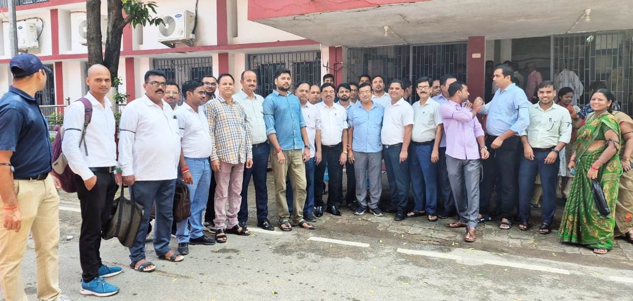 न्यायालय कर्मचारियों ने काली पट्टी बांधकर जताया विरोध