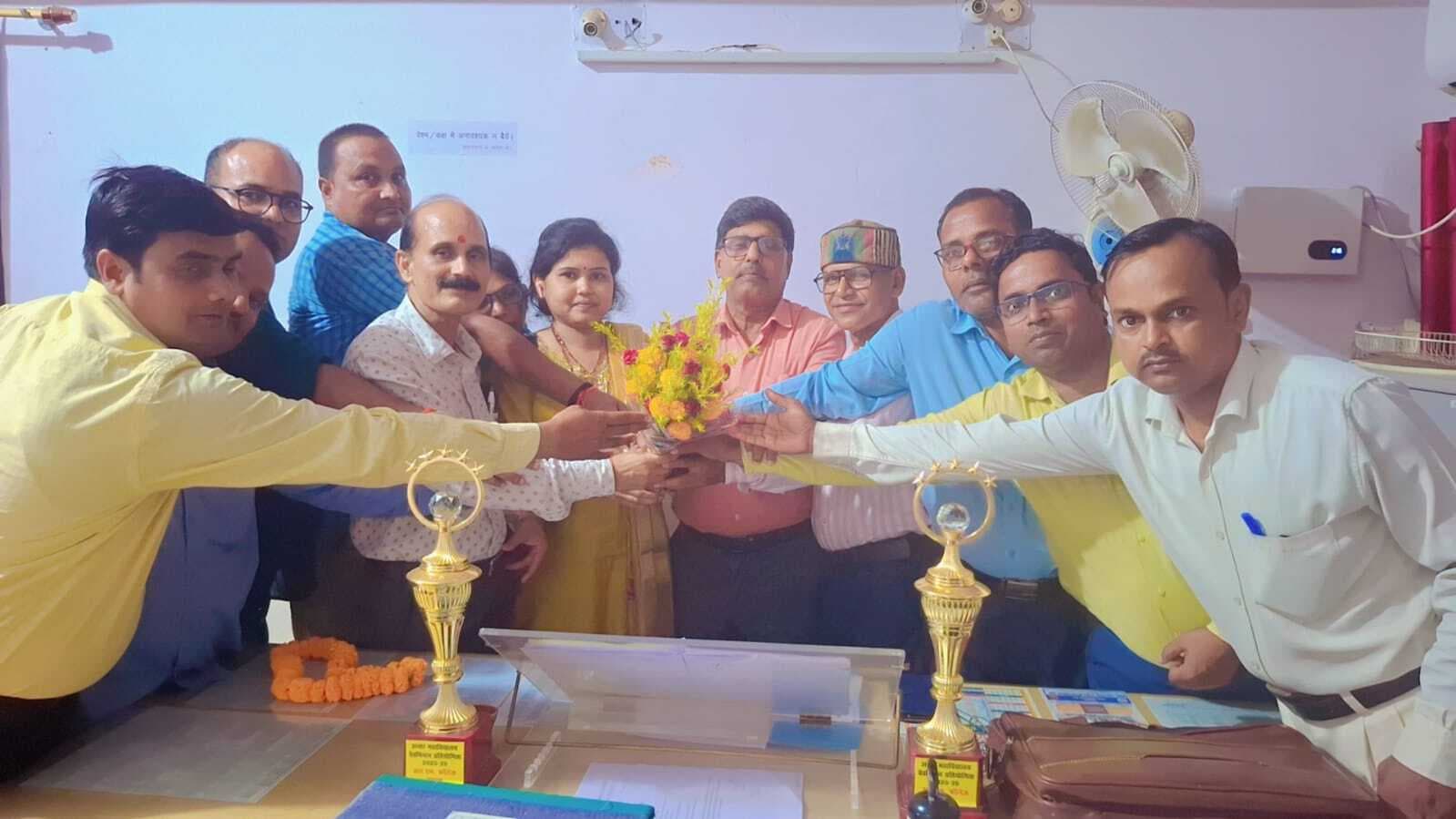 शिक्षकों व शिक्षकेत्तर कर्मियों ने प्रधानाचार्य को किया सम्मानित