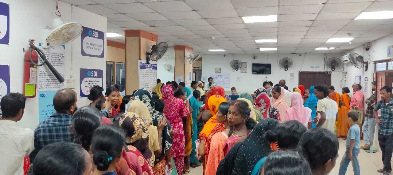 केवाईसी अपडेट को लेकर ग्रामीण इलाकों के बैंकों में उमड़ी भीड़