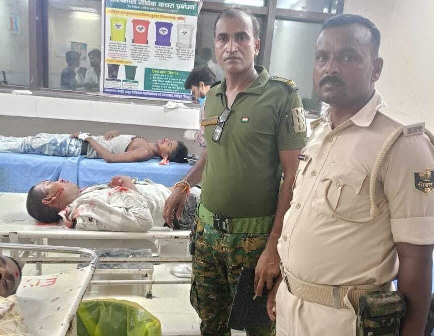 सड़क दुर्घटना में चार घायल