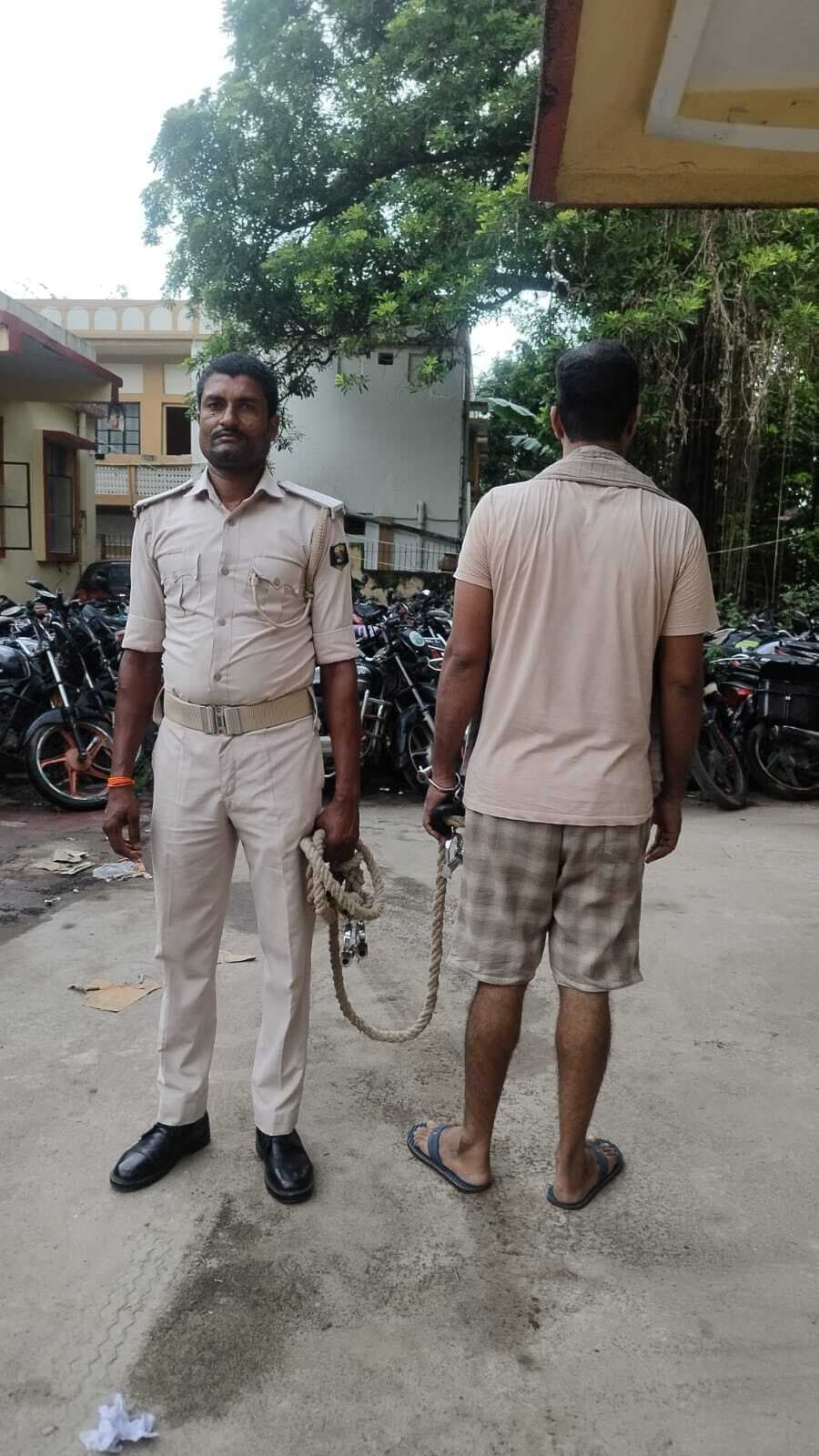 शराब व कफ सिरप के साथ एक गिरफ्तार